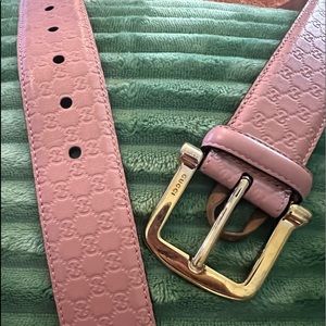 Gucci embossed belt- only wore 2x beautiful belt size 80-32 US sizes 4 & 6 & 8